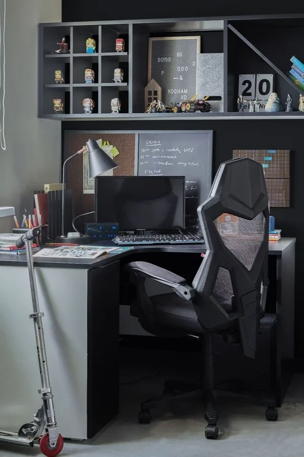 laptop na blacie biurka narożnego